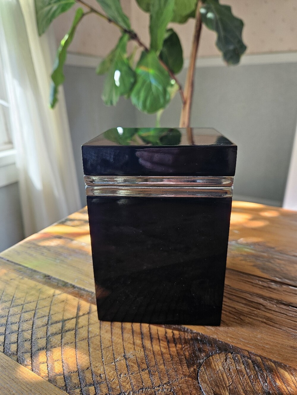 Holt Renfrew Luxury Candle w/ case (Oak Moss and Musk, unlit)